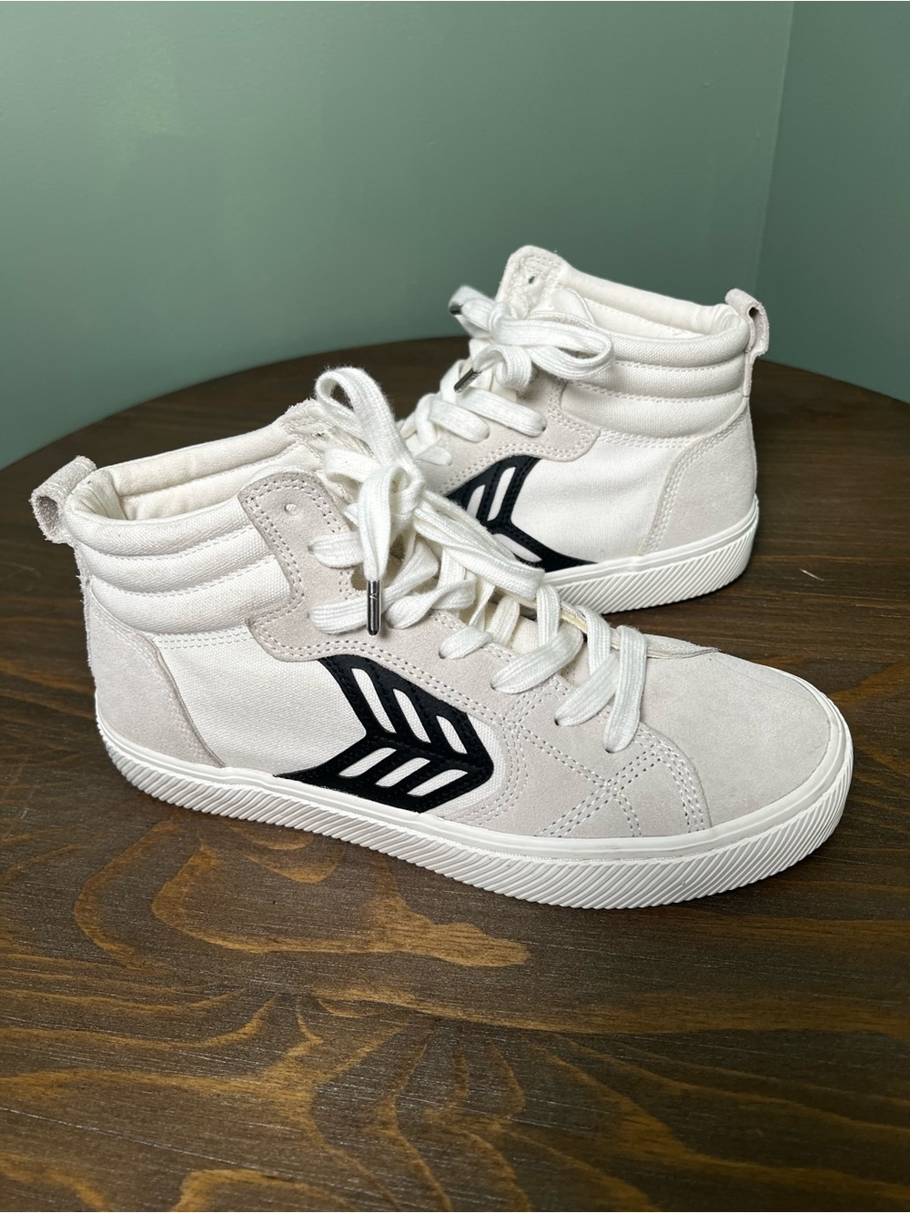 Cariuma Catiba High Pro Skate Shoes Women’s 7.5 Men’s 6 White High-top Sneaker